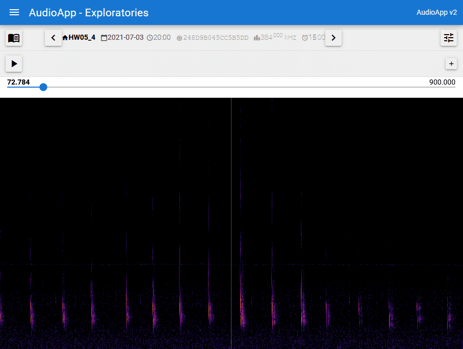 Abbildung: Der Screenshot zeigt in der Bedien-Oberfläche der Audio App das Spektogramm eines Fledermaus-Rufs. Die Audio-Signale werden vor schwarzem Hintergrund in Form von rot-violetten schmalen Säulen mit gleichmäßigen Abständen zueinander dargestellt.