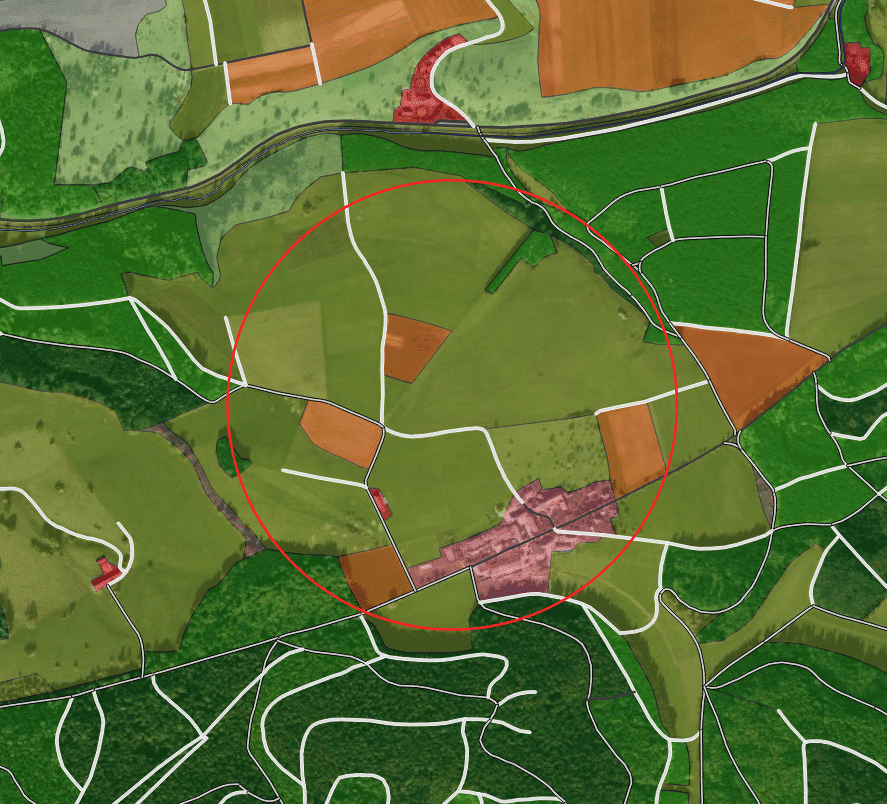 Abbildung: Die Landbedeckungskarte zeigt ein Gebiet in der Schwäbischen Alb, in dessen Mitte sich das Experimentier-Plot befindet. Rund um das Plot ist eine Fünfhundert-Meter-Pufferzone in Form eines roten Kreises eingezeichnet.