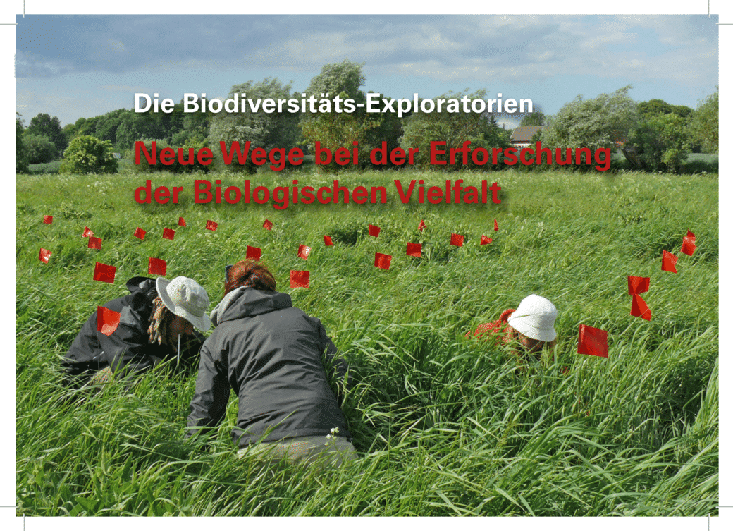 Abbildung: Das Foto zeigt die deutsche Titelseite der Broschüre "Die Biodiversitäts-Exploratorien - Neue Wege bei der Erforschung der biologischen Vielfalt".